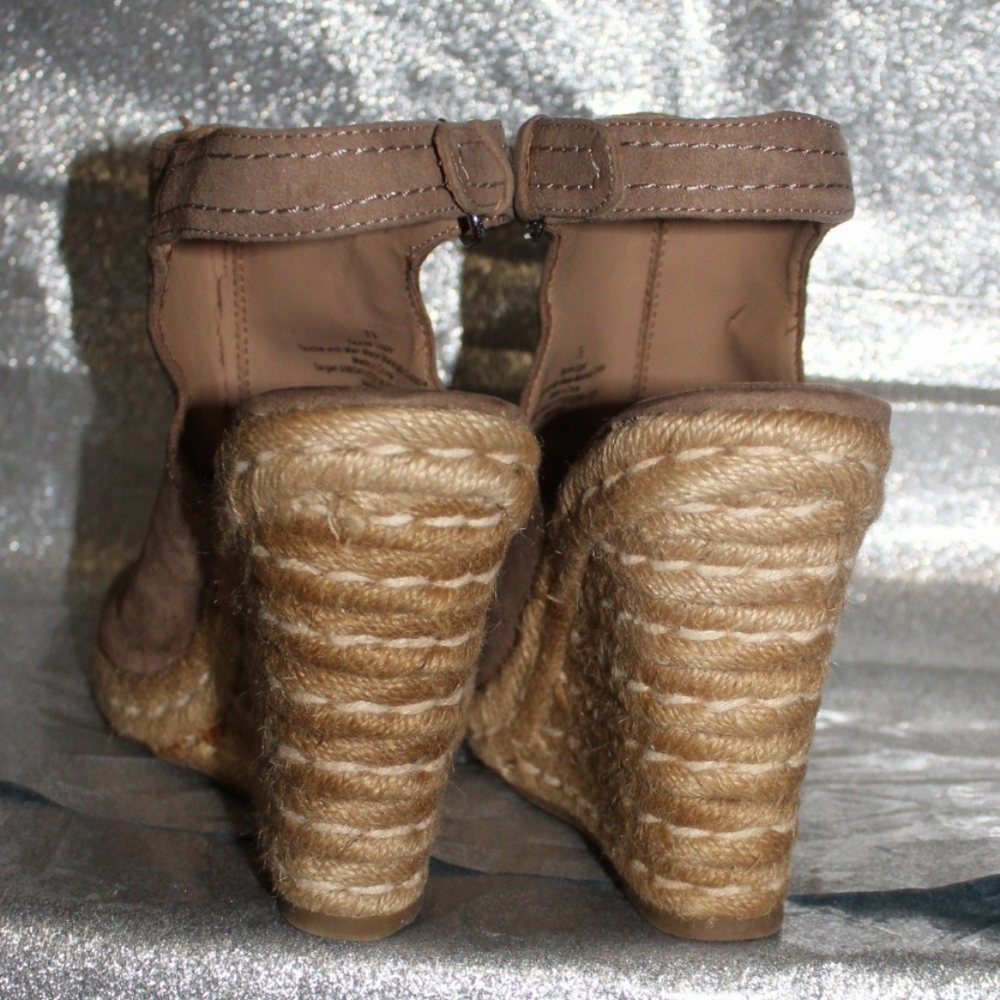 Merona Platforms - Picture 2 of 10